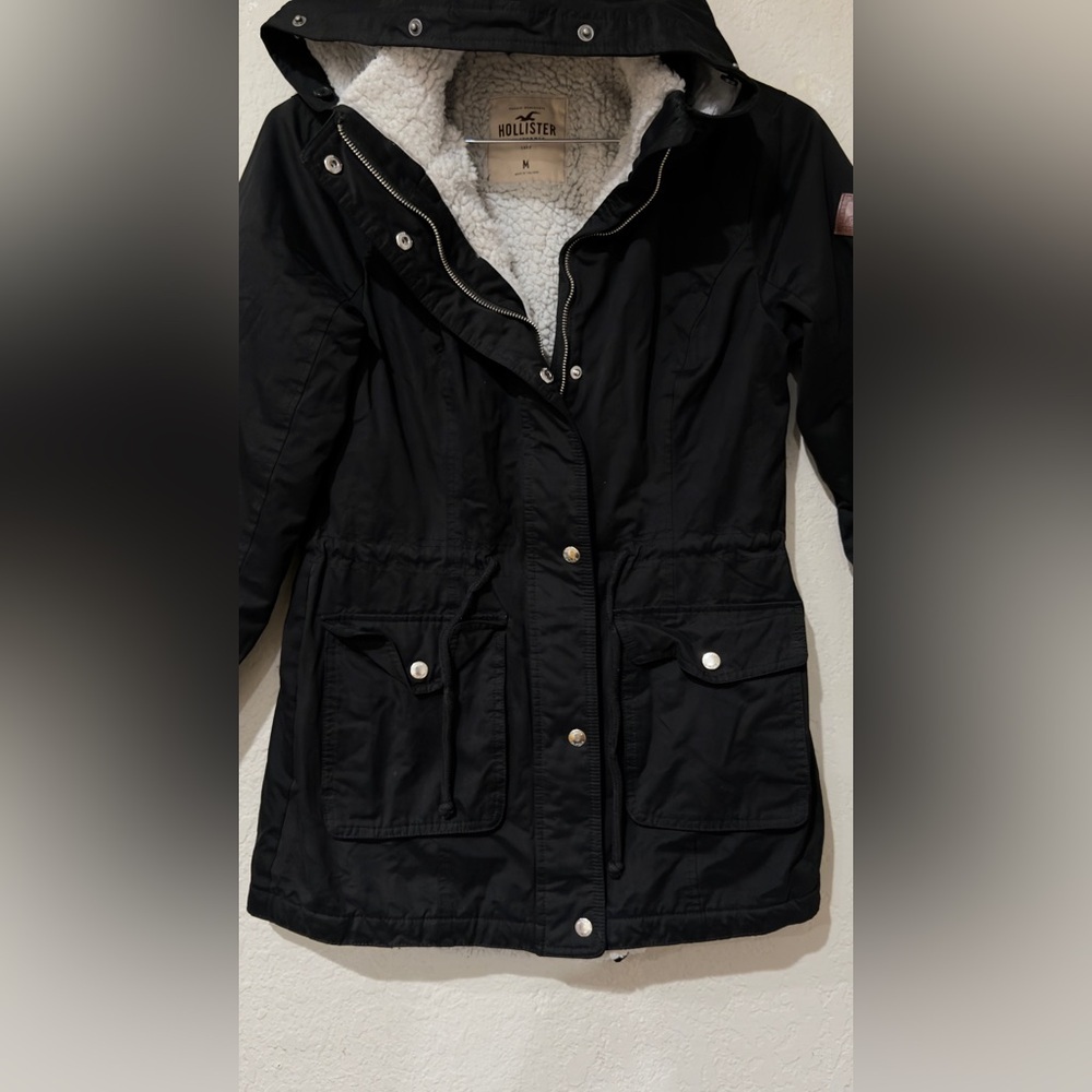Hollister women’s black color jacket size med has a hoodie - Picture 15 of 16